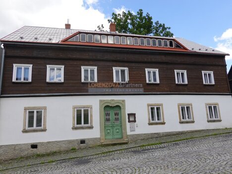 Rodinný dům se 4 byty a se zahradou, v historickém centru Jiřetína pod Jedlovou